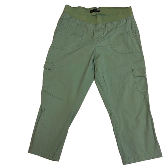 Pants - Very cute and casual sage green capris